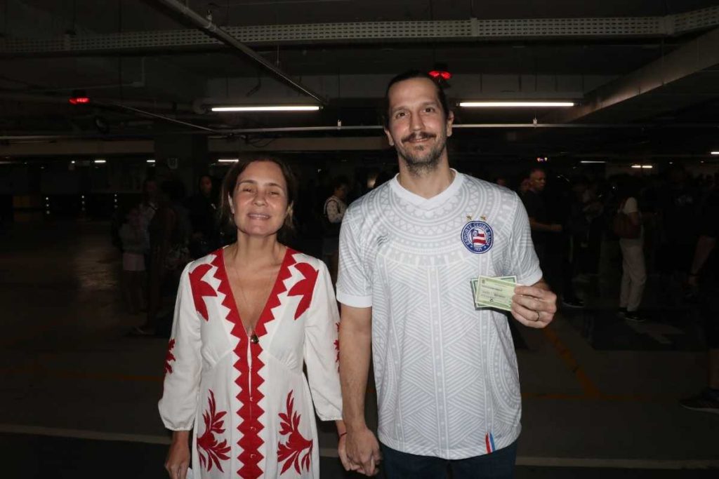 Adriana Esteves e Vladimir Brichta votando nas eleições de 2022
