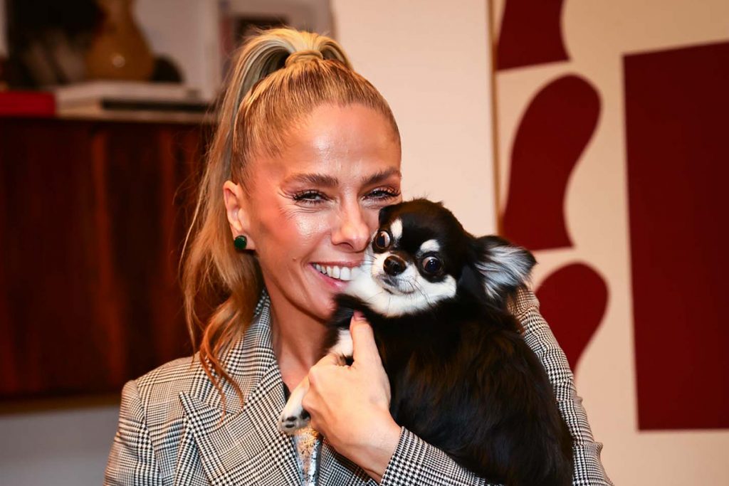 A apresentadora ainda se divertiu com o cachorrinho de estimação do aniversariante