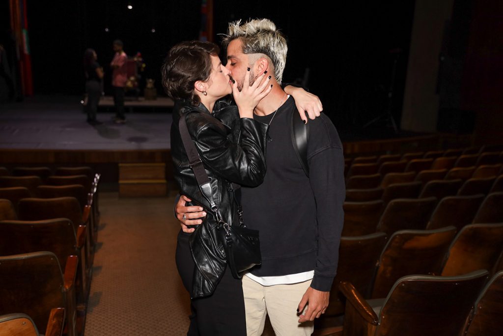 Agatha Moreira e Rodrigo Simas trocaram muitos beijos