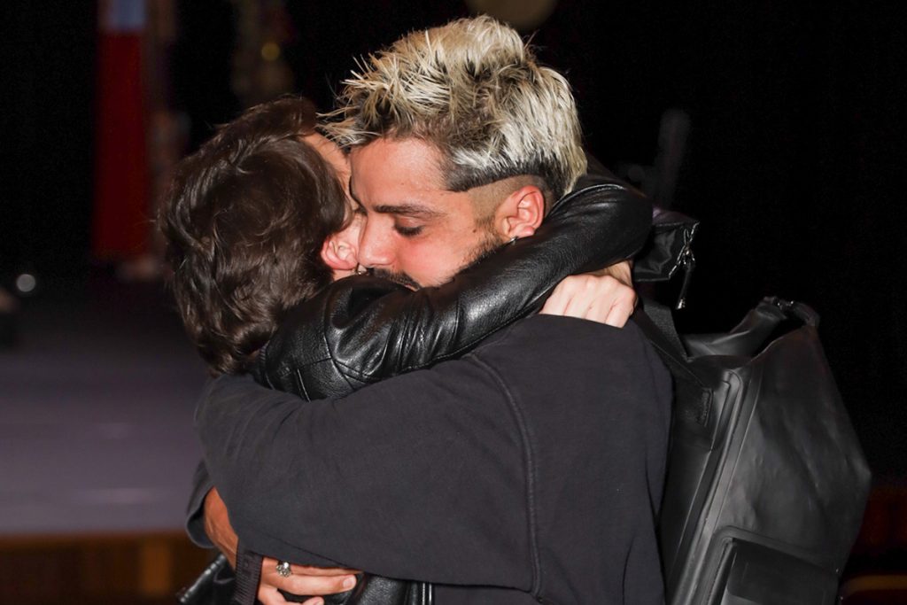 Agatha Moreira e Rodrigo Simas se abraçaram depois da estreia de peça