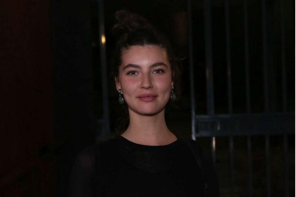 Alanis Guillen posando para foto em reunião do elenco de