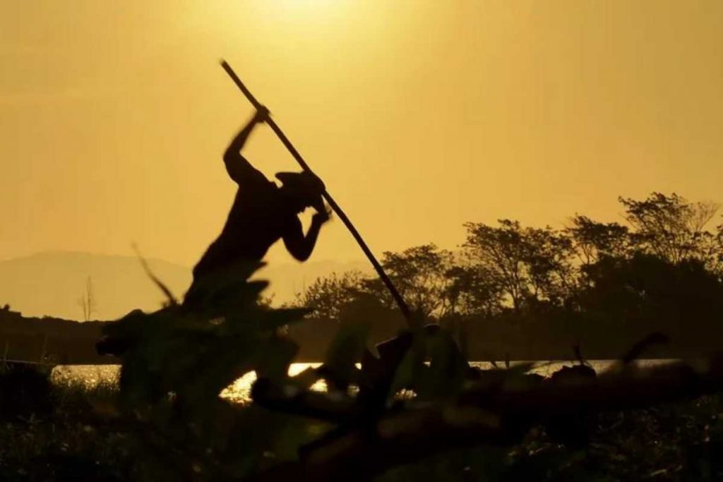 Alcides (Juliano Cazarré) enfiando zagaia em Tenório (Murilo Benício) em Pantanal