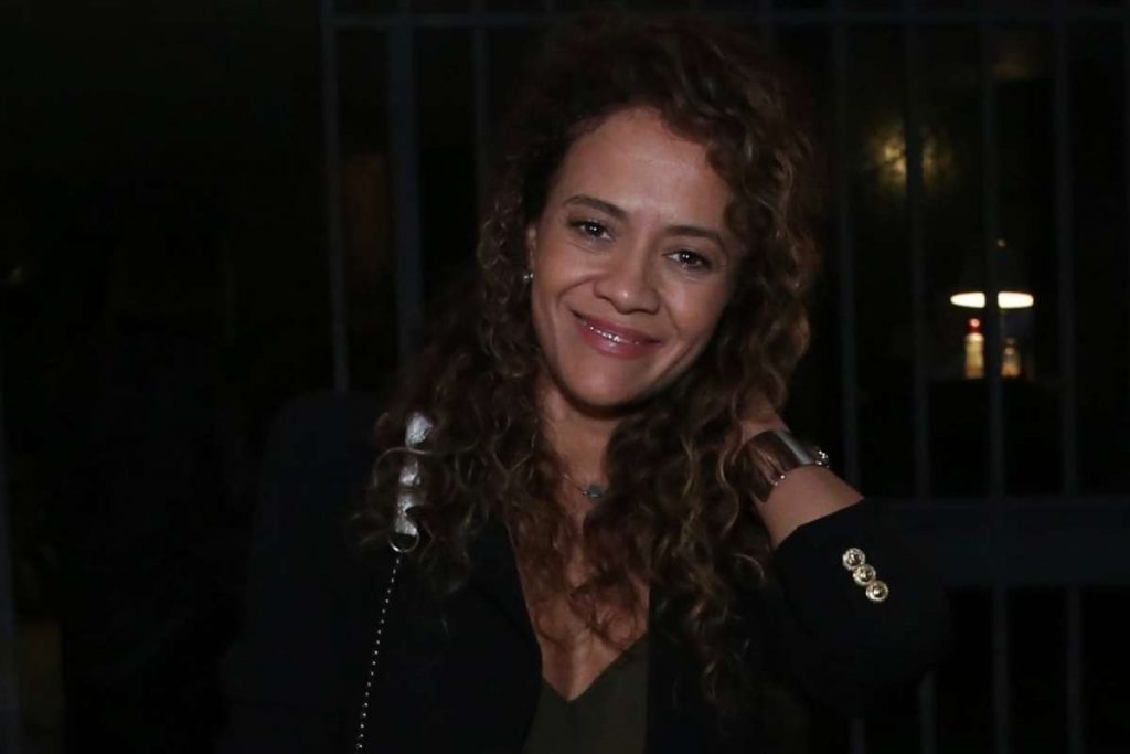 Aline Borges posando para foto em reunião do elenco de