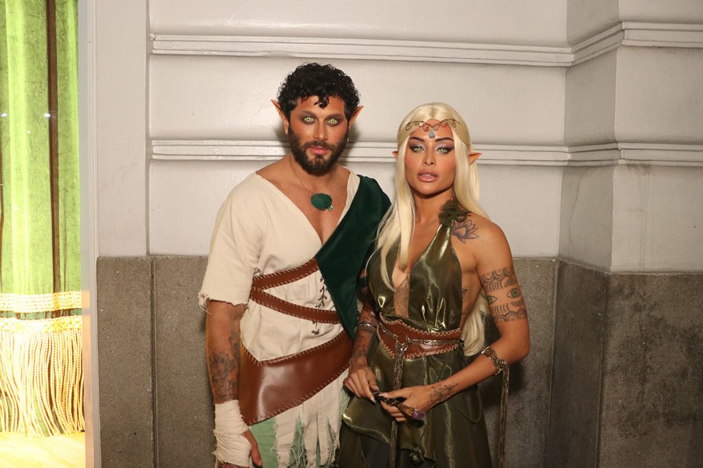 O casal escolheu se vestir de elfo e arrasou na caracterização