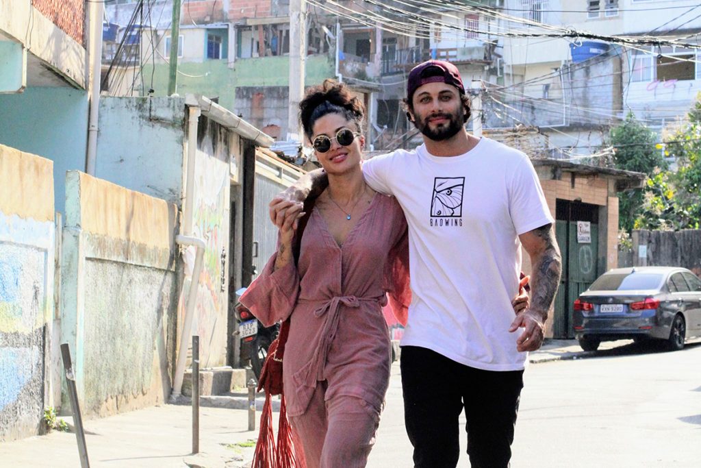 Aline Campos e Jesus Luz fazem doações na Comunidade do Vidigal