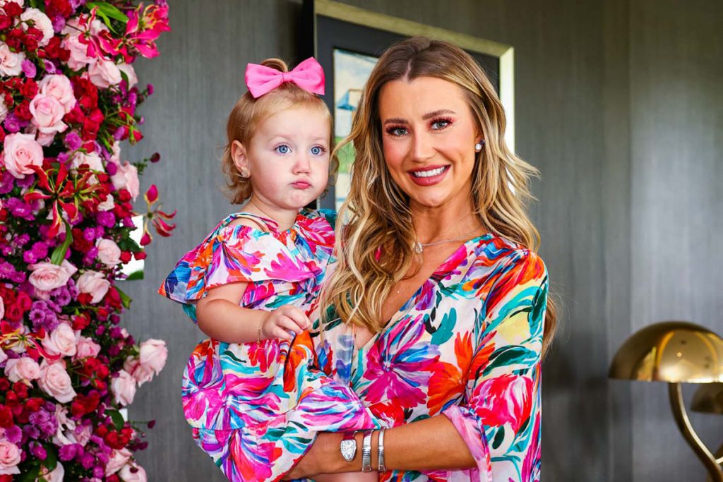 Vicky, filha de Ana Paula Siebert, fez biquinho para a câmera durante evento