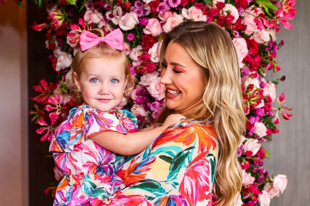 Com uma roupa parecida com a da mãe, a pequena esbanjou fofura