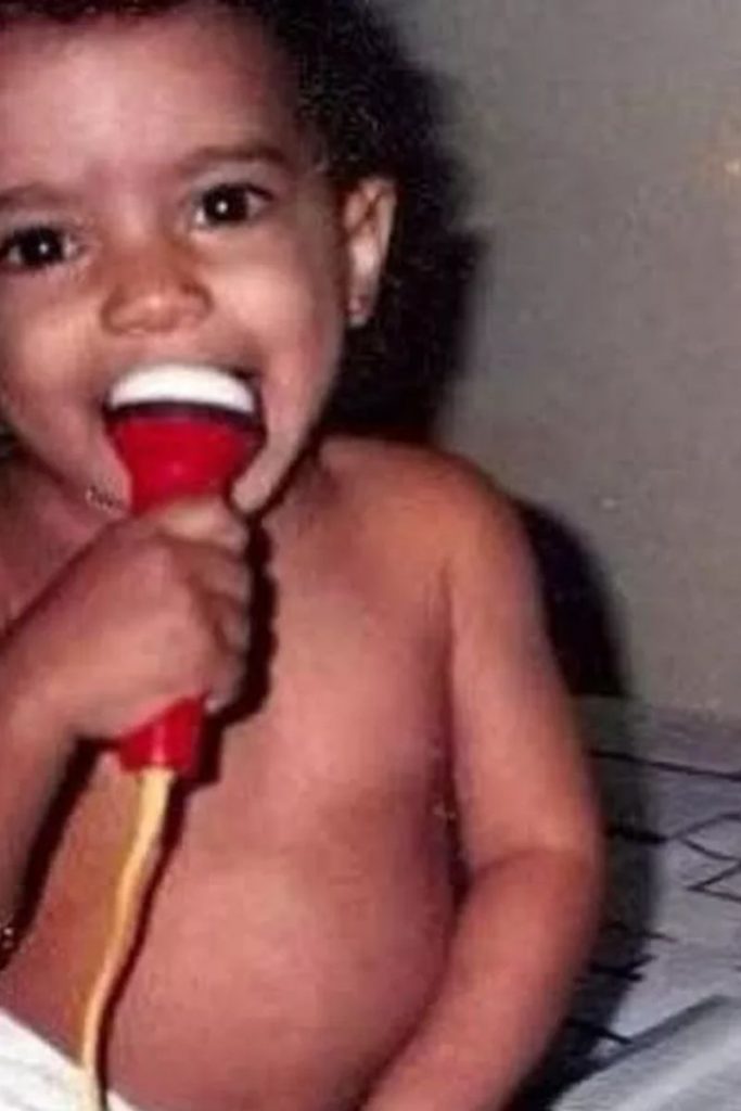 Ainda bebezinha, Anitta já treinava ser cantora, cantando no microfone de brinquedo