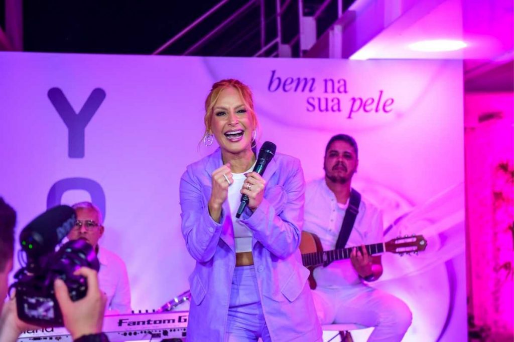 Claudia Leitte cantando durante pocket show em lançamento de produtos YON