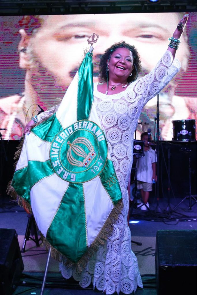 Babi Cruz segura a bandeira do Império Serrano