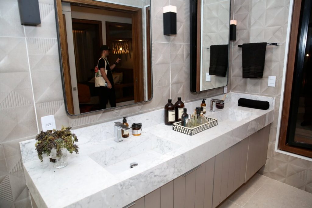 Banheiro do quarto de Chiara, personagem de Jade Picon na novela 