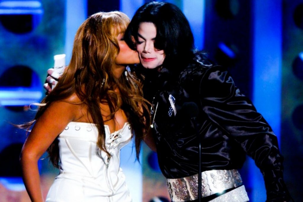 Beyoncé de tomara que caia branco, beijando o rosto de  e Michael Jackson, de preto
