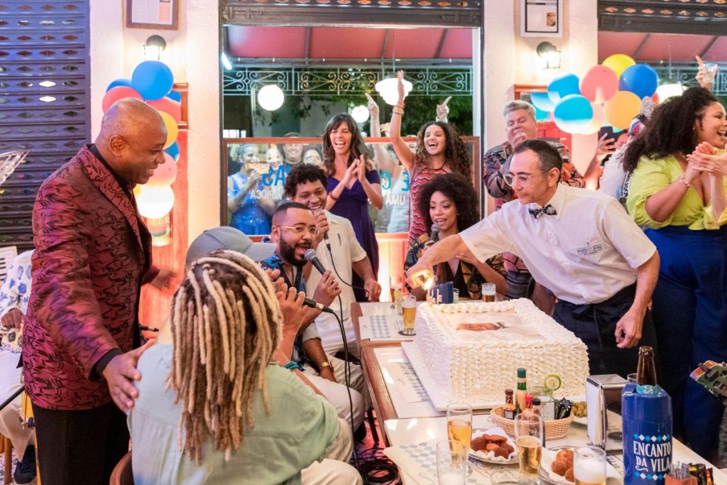 O bolo gigante de Joel (Nando Cunha) na mesa da festa, em Travessia