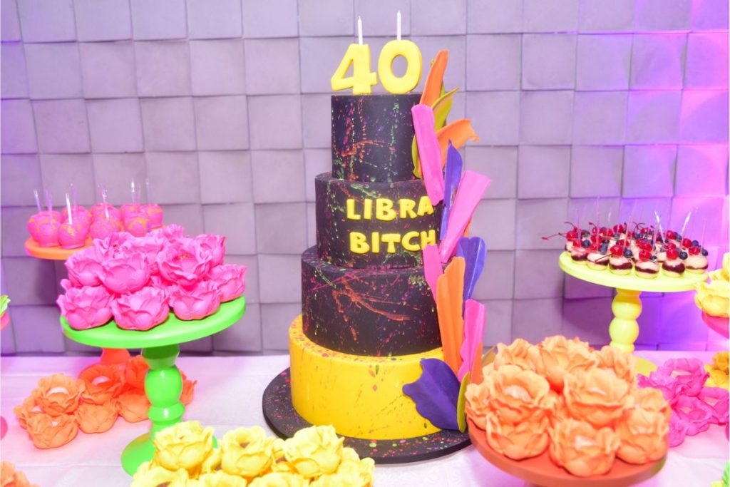 Bolo de aniversário e doces em tons Neon da festa da Cleo