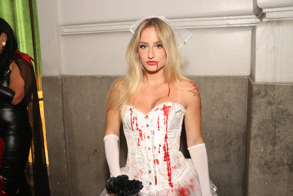 Bruna Griphao se vestiu de noiva macabra com direito a manchas de sangue