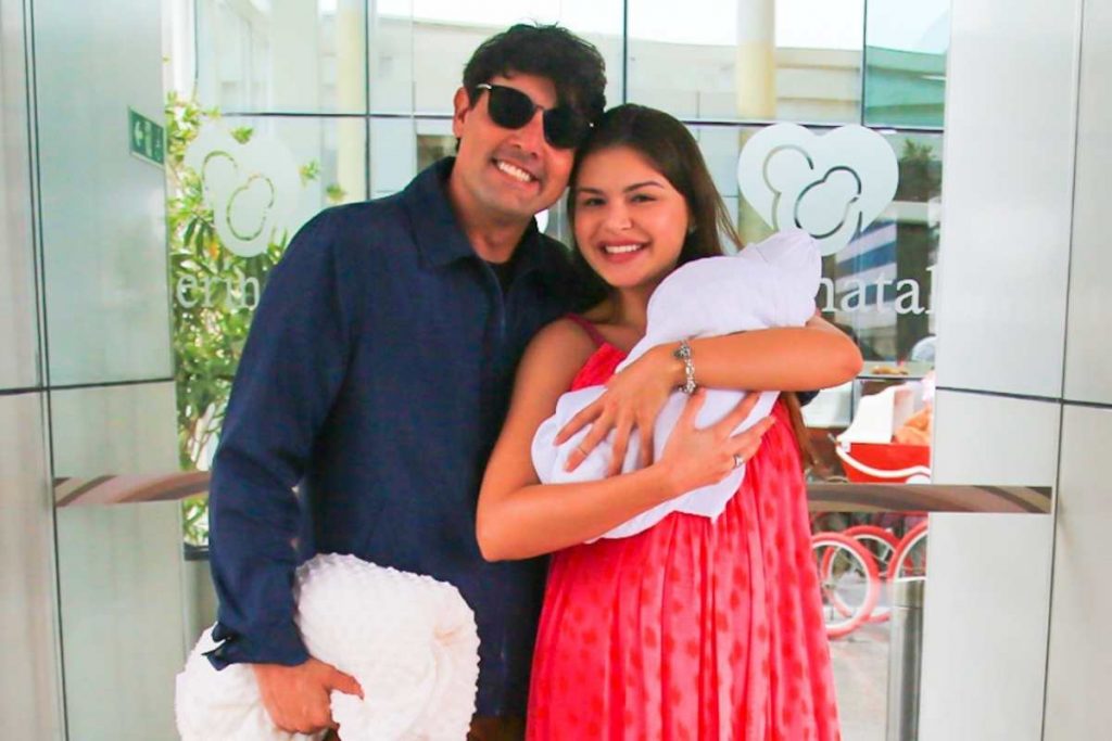 Bruno de Luca e Sthéfany Vidal posam para foto após deixarem a maternidade com a filha, Aurora