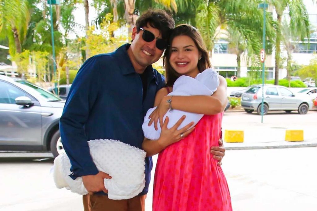 Bruno de Luca e Sthéfany Vidal posam para foto após deixarem a maternidade com a filha, Aurora