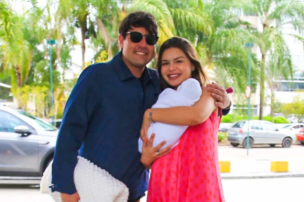 Bruno de Luca e Sthéfany Vidal posam para foto após deixarem a maternidade com a filha, Aurora