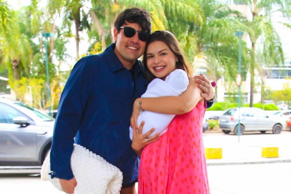 Bruno de Luca e Sthéfany Vidal posam para foto após deixarem a maternidade com a filha, Aurora