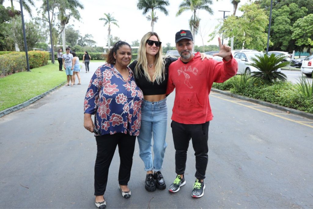 Bruno Gagliasso e Giovanna Ewbank com fã