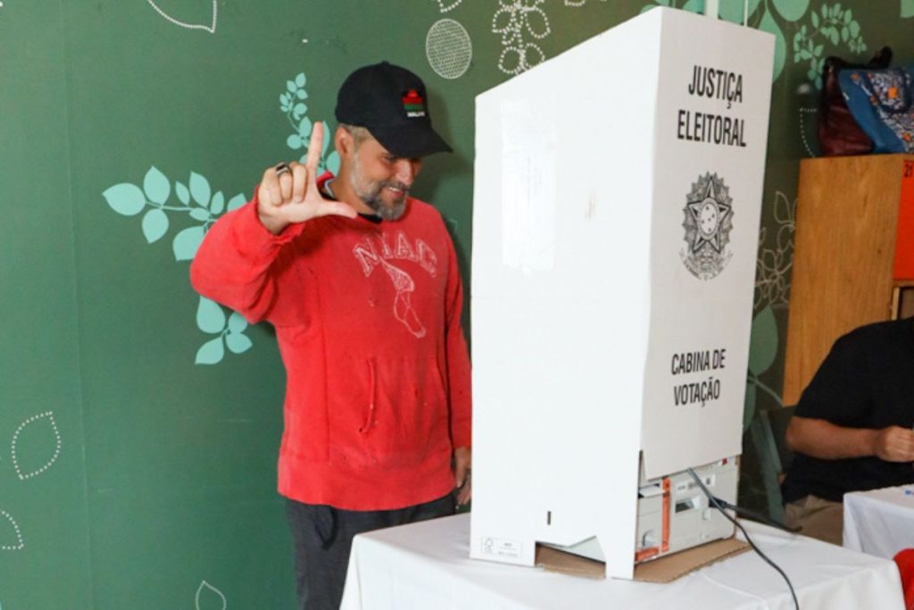 Bruno Gagliasso faz o 'L'