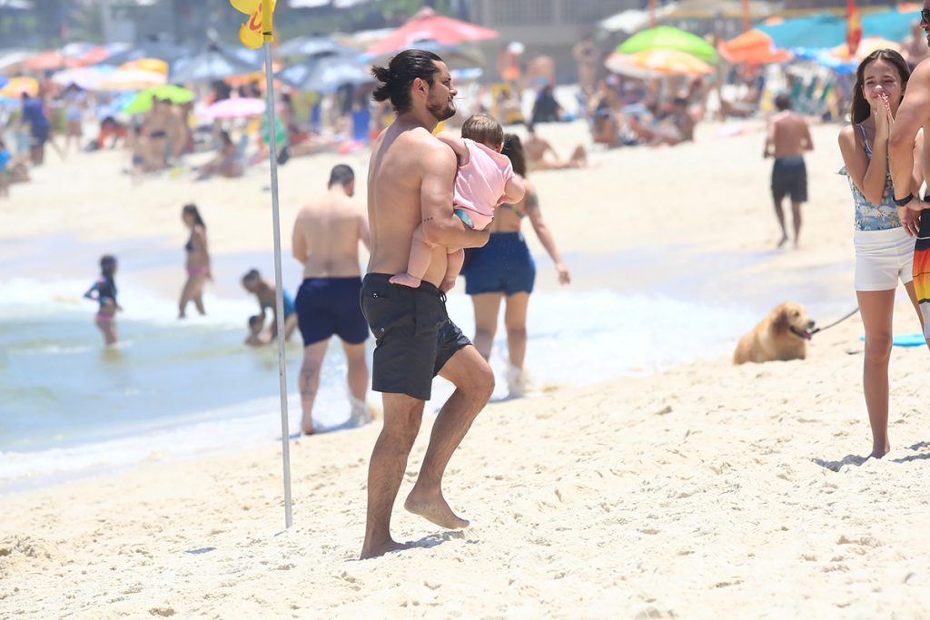 Bruno Gissoni com a filha Amélia na praia