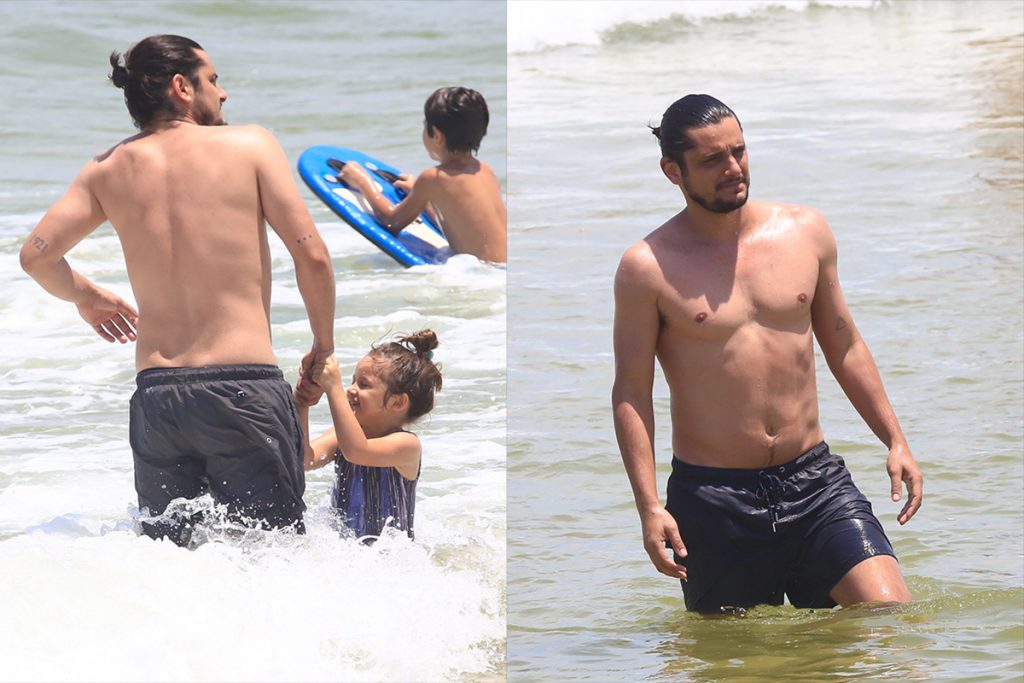 Bruno Gissoni curtiu banho de mar com a filha e mostrou sua boa forma