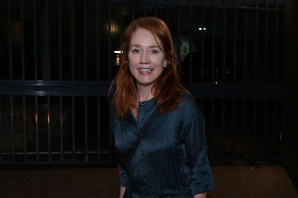 Camila Morgado posando para foto em reunião do elenco de