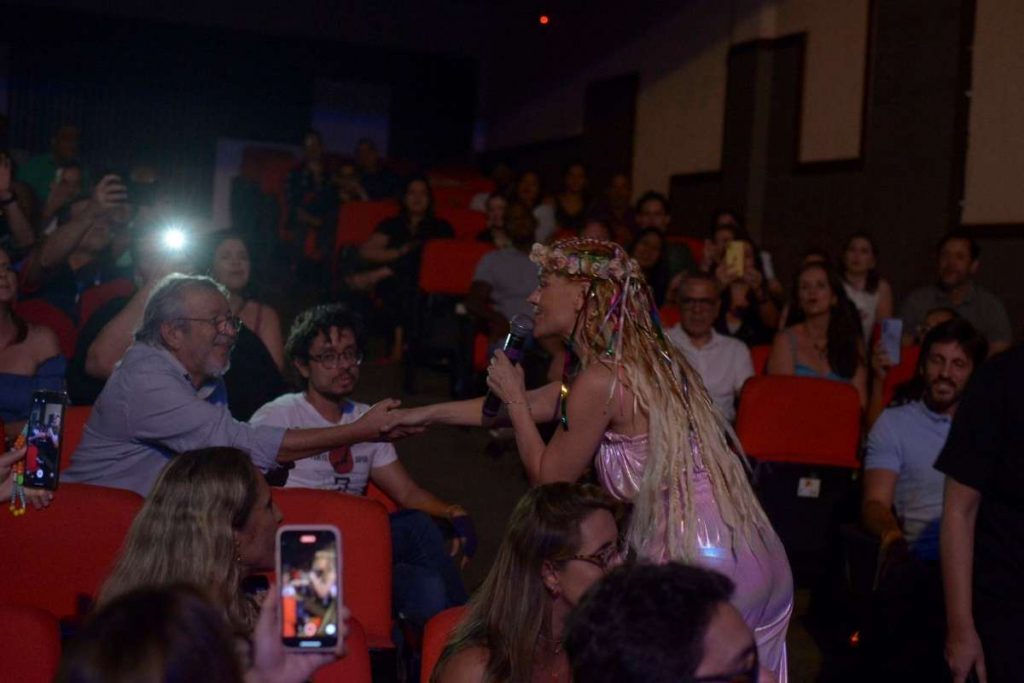 Carolina Dieckman interage com fãs durante show em Salvador