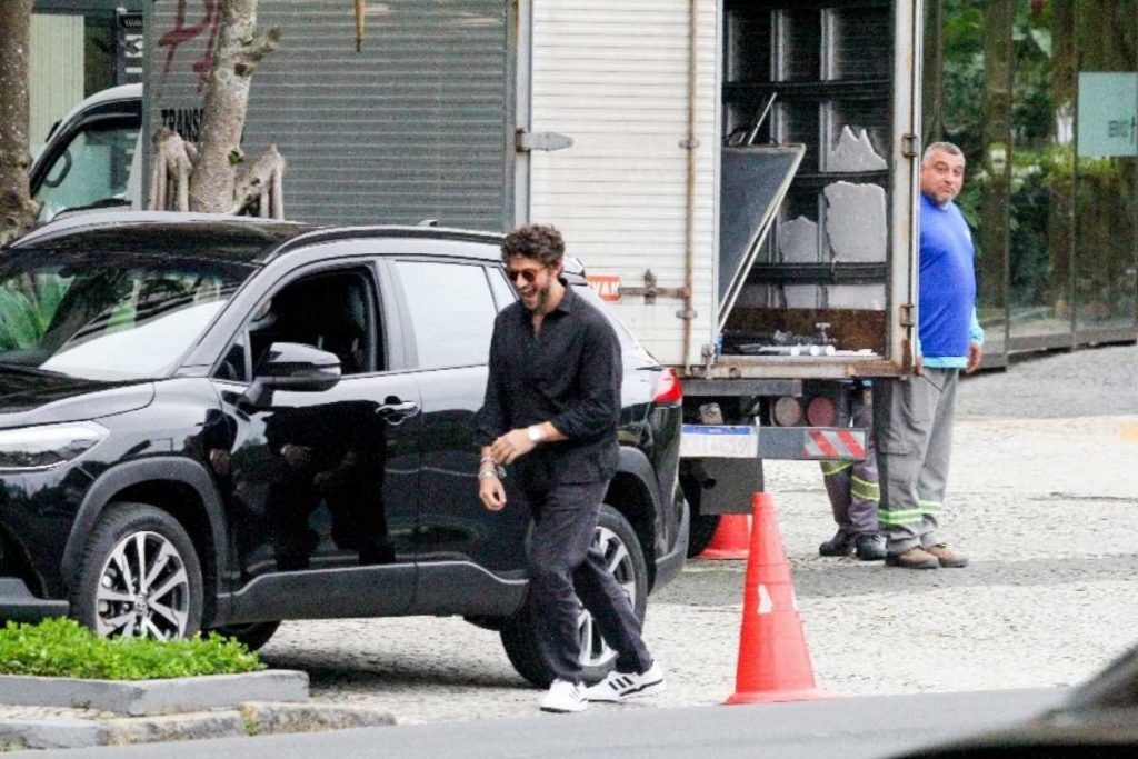 Chay Suede gravando cena de Travessia