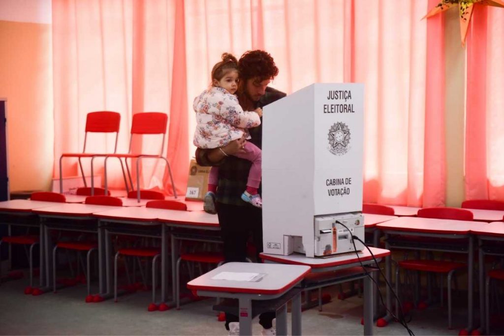 chay suede votando nas eleições de 2022