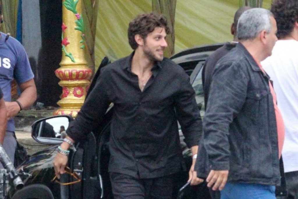 Chay Suede é fotografado durante gravação de novela no Rio de Janeiro