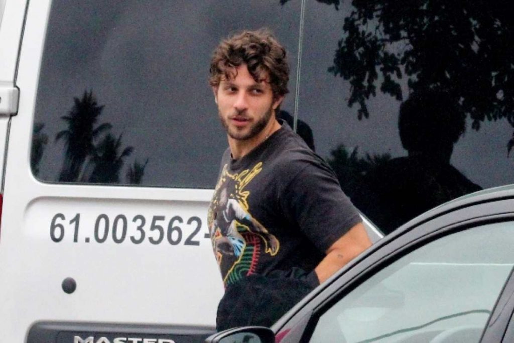 Chay Suede é fotografado durante gravação de novela no Rio de Janeiro