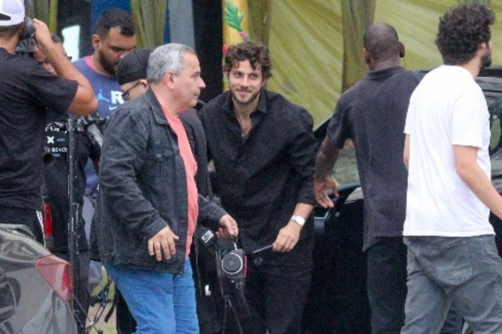 Chay Suede é fotografado durante gravação de novela no Rio de Janeiro