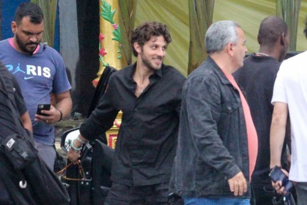 Chay Suede é fotografado durante gravação de novela no Rio de Janeiro