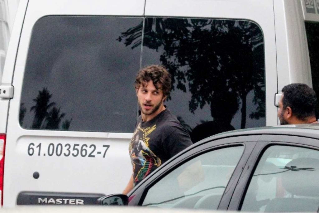 Chay Suede é fotografado durante gravação de novela no Rio de Janeiro