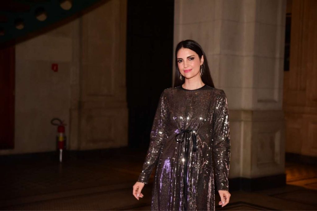 Chris Flores posa na Sala São Paulo