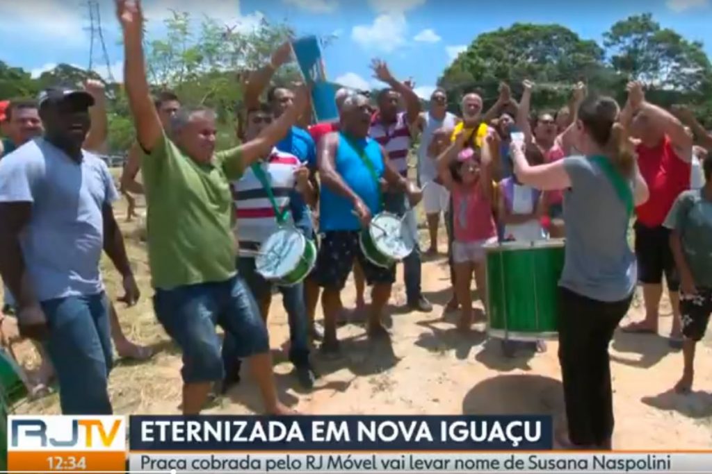 cidadãos comemorando melhorias de praça em nova iguaçu