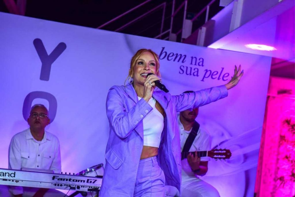 Claudia Leitte cantando durante pocket show em lançamento de produtos YON