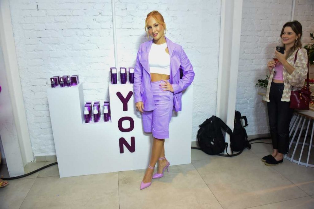 Claudia Leitte em lançamento de produtos YON