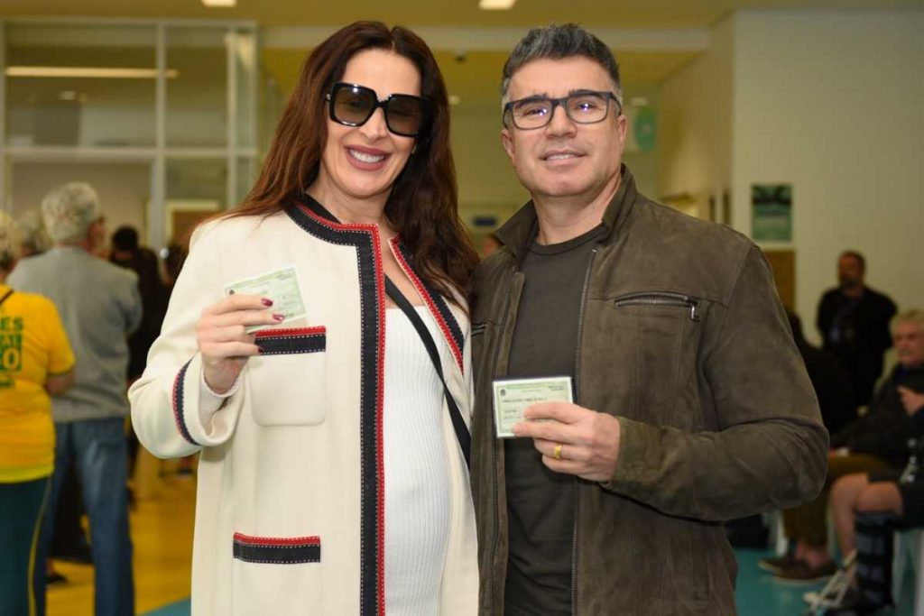 Claudia Raia e Jarbas Homem de Mello votando nas eleições de 2022