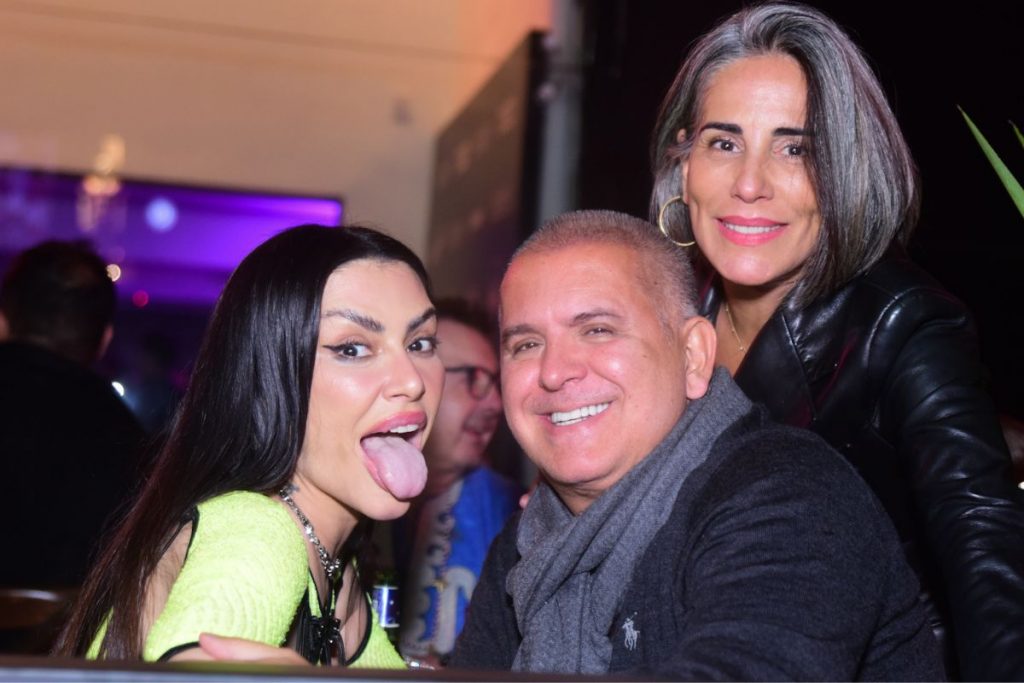 Cleo mostra a língua em foto com Orlando Moraes e Gloria Pires
