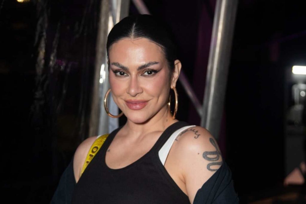 Cléo Pires posando para foto durante show do Pedro Sampaio em São Paulo