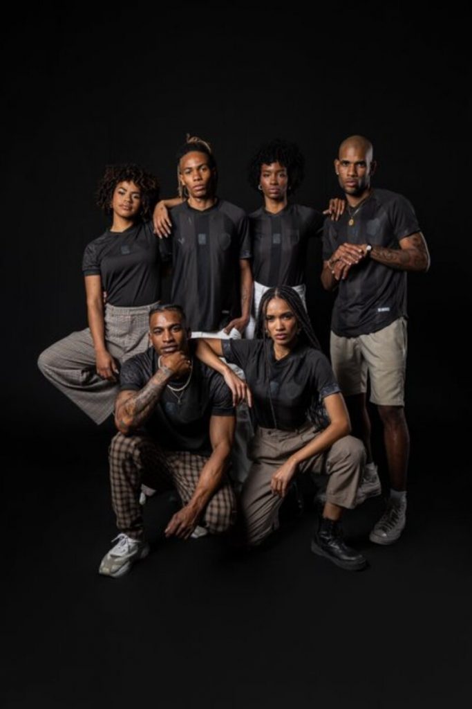 Modelos negros posados com a camisa temática 