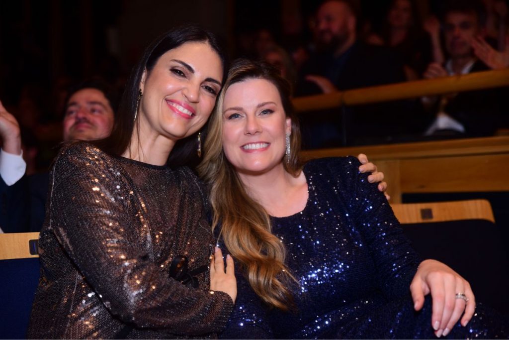 Cris flores abraçada com Daiana Garbin