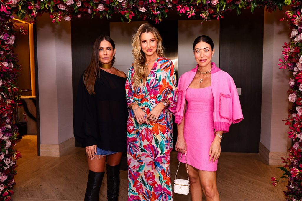 A atriz fez questão de posar ao lado de Ana Paula e Anna Carolina