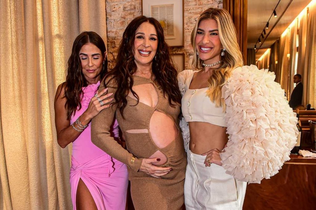 Deborah Secco, Claudia Raia e Lore Improta com look aberto em evento de lançamento de perfume da braé