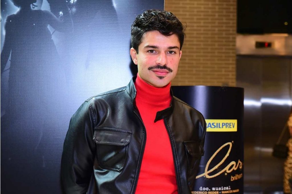 Diego Montez posando para foto na estreia do musical "Elas Brilham"