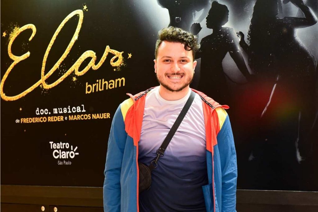 Diego Veloso posando para foto na estreia do musical "Elas Brilham"