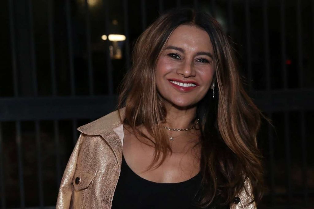 Dira Paes posando para foto em reunião do elenco de